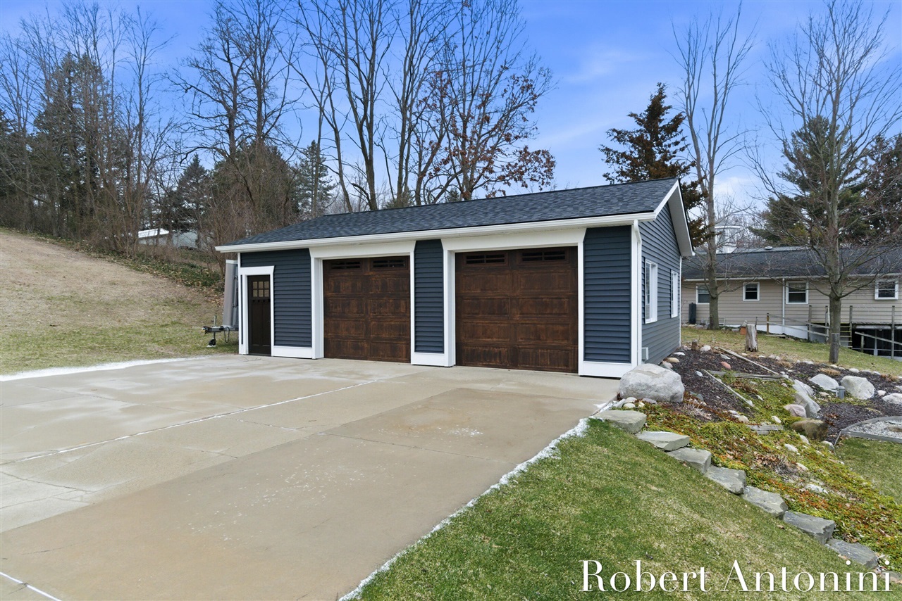 162 Lakeview Drive, Wayland, MI, 49348-9342