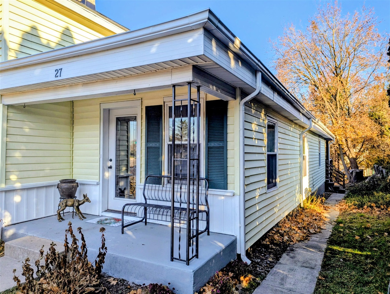 27 W Wood Street, Newaygo, MI, 49337-8992