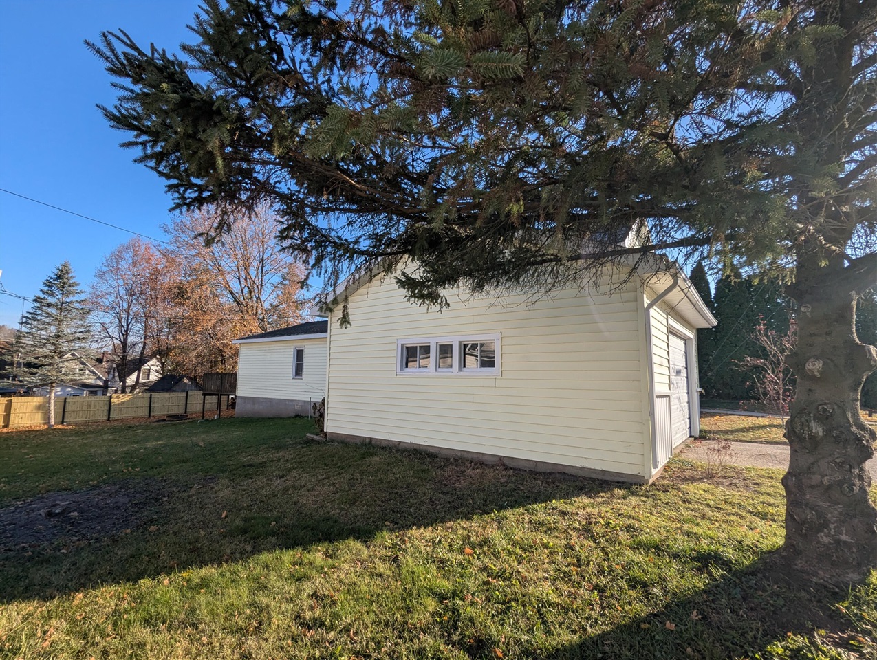 27 W Wood Street, Newaygo, MI, 49337-8992
