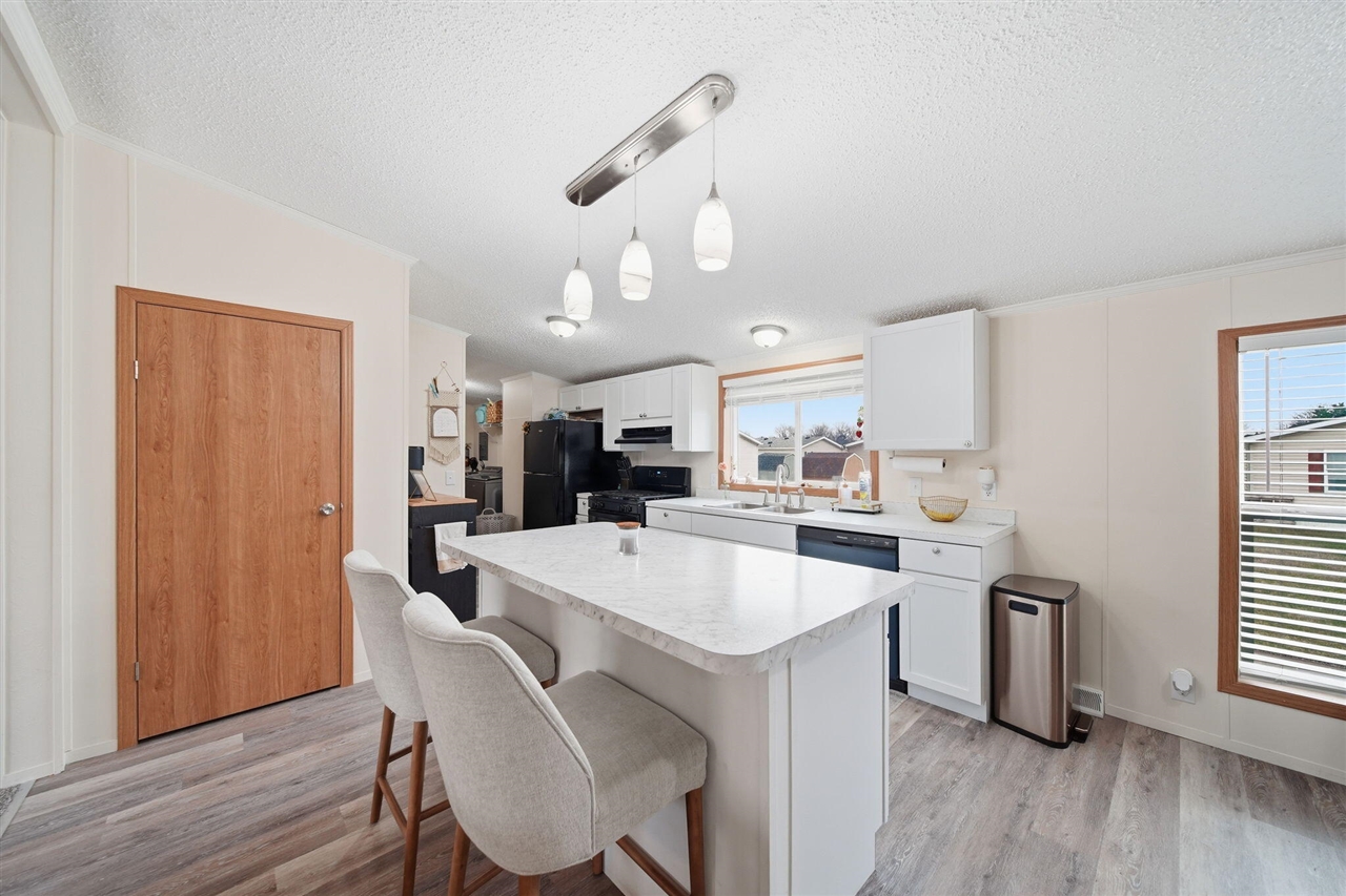 260 Storr, Adrian, MI, 49221