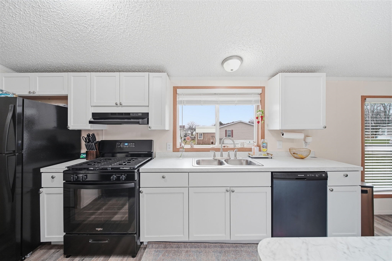 260 Storr, Adrian, MI, 49221