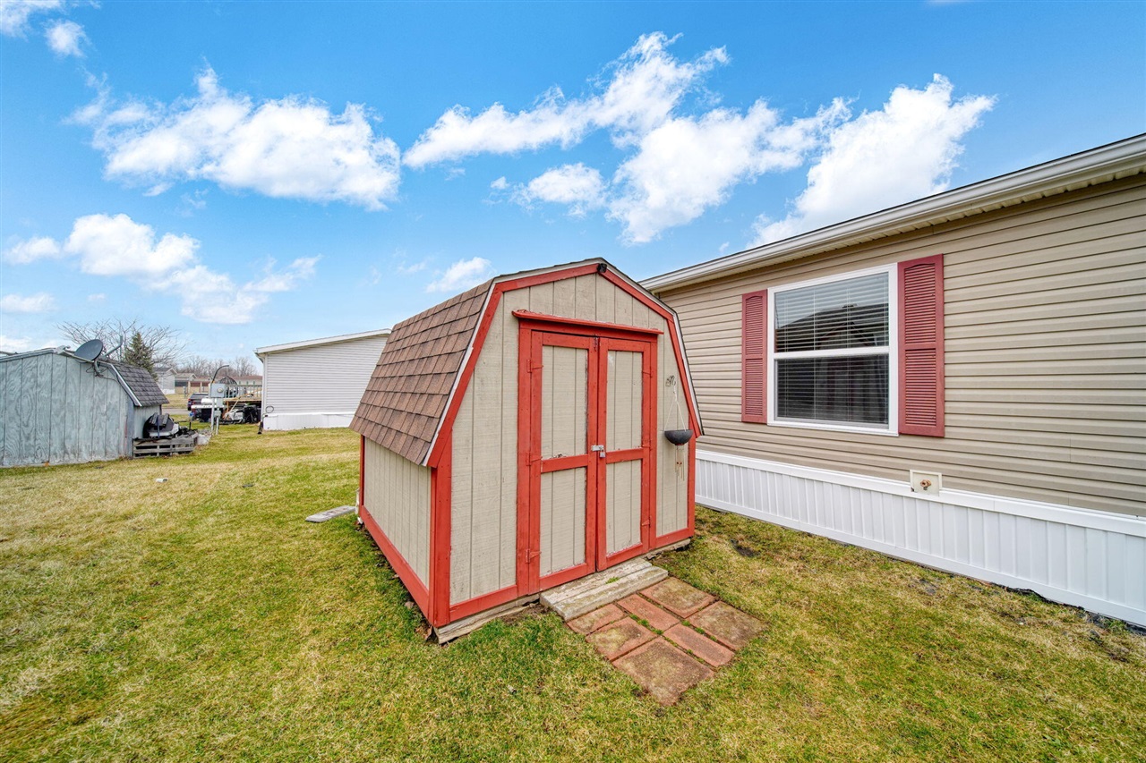 260 Storr, Adrian, MI, 49221