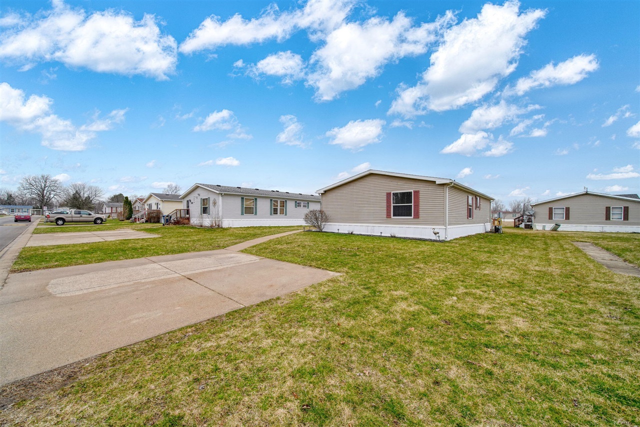 260 Storr, Adrian, MI, 49221