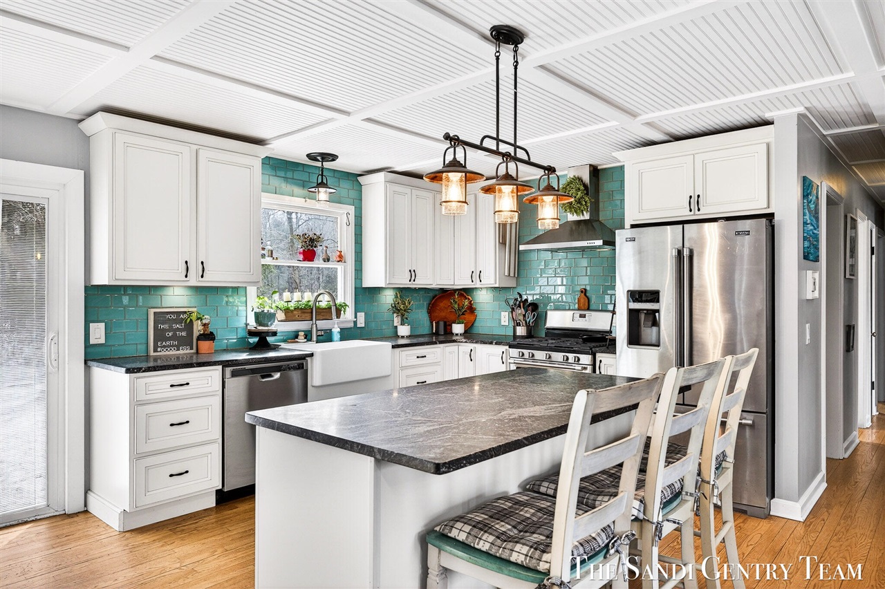 10816 168th Avenue, Grand Haven, MI, 49417-9637