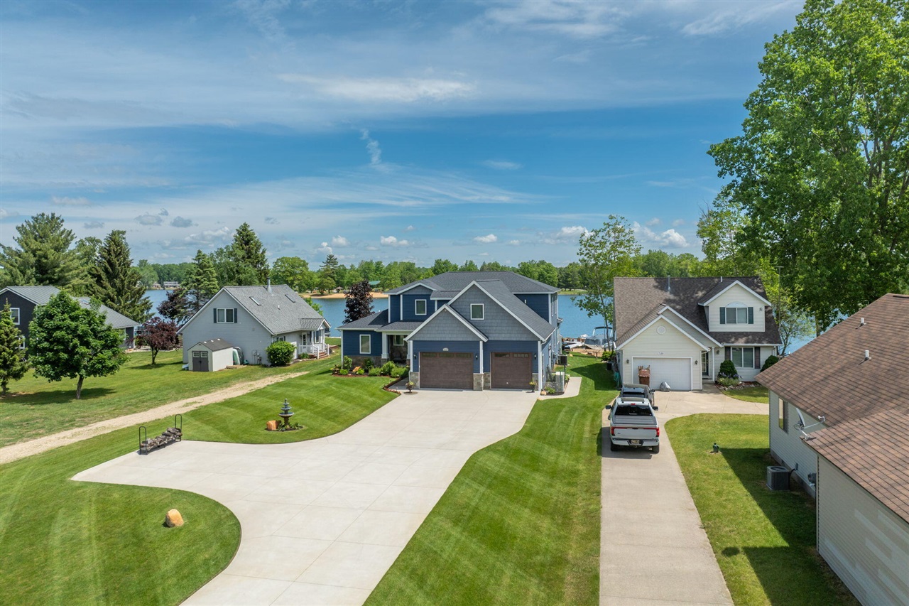 7140 Holiday Drive, Canadian Lakes, MI, 49346-9739