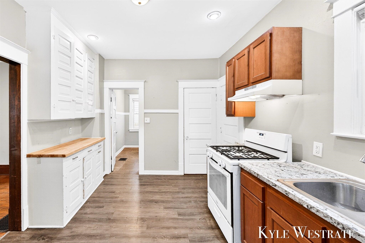 1900 Francis Avenue, Grand Rapids, MI, 49507-2421