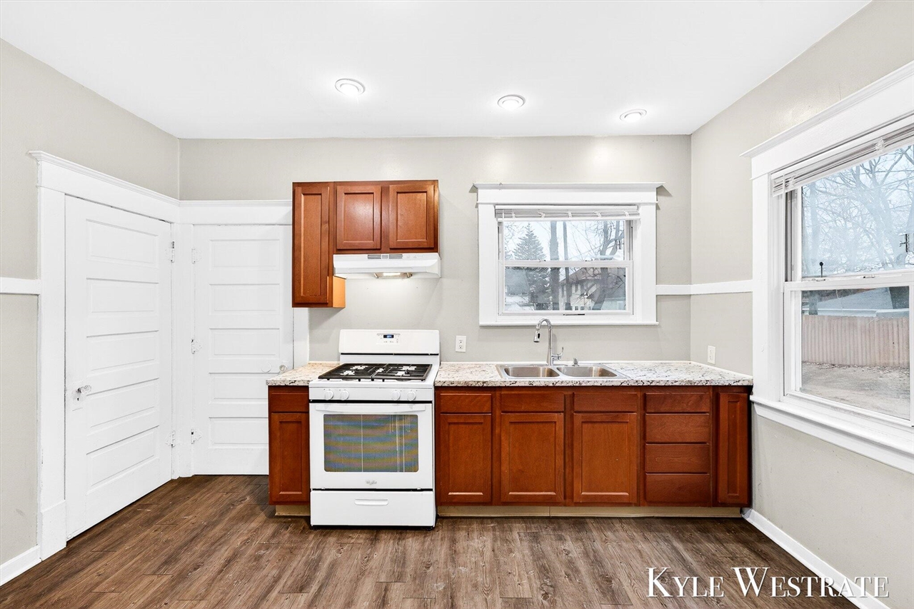 1900 Francis Avenue, Grand Rapids, MI, 49507-2421