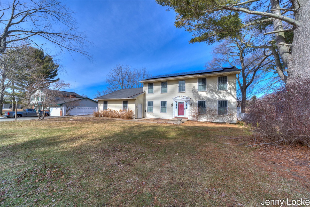 1530 Bayview Drive, Norton Shores, MI, 49441-5204