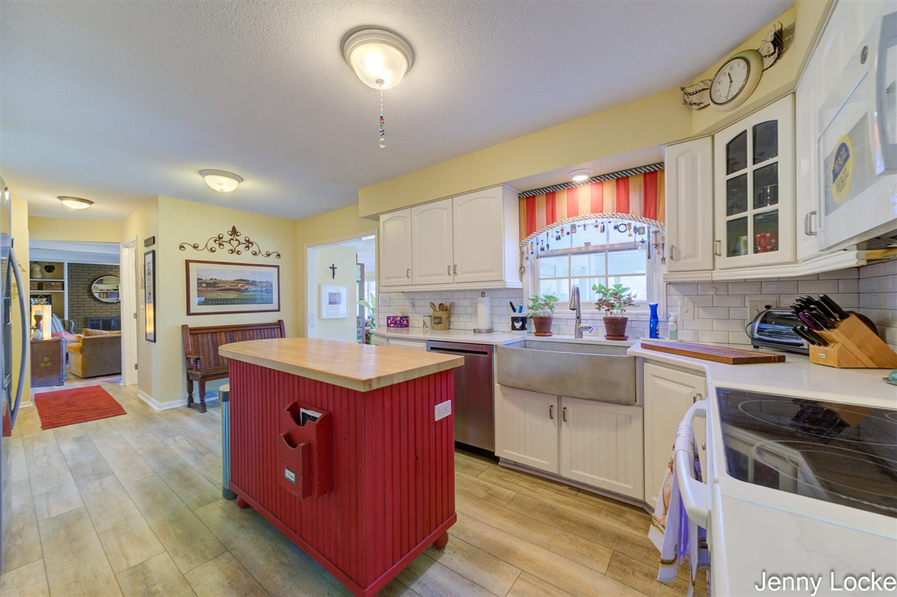 1530 Bayview Drive, Norton Shores, MI, 49441-5204