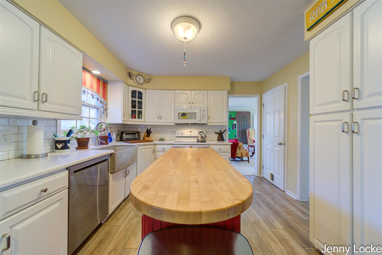 1530 Bayview Drive, Norton Shores, MI, 49441-5204