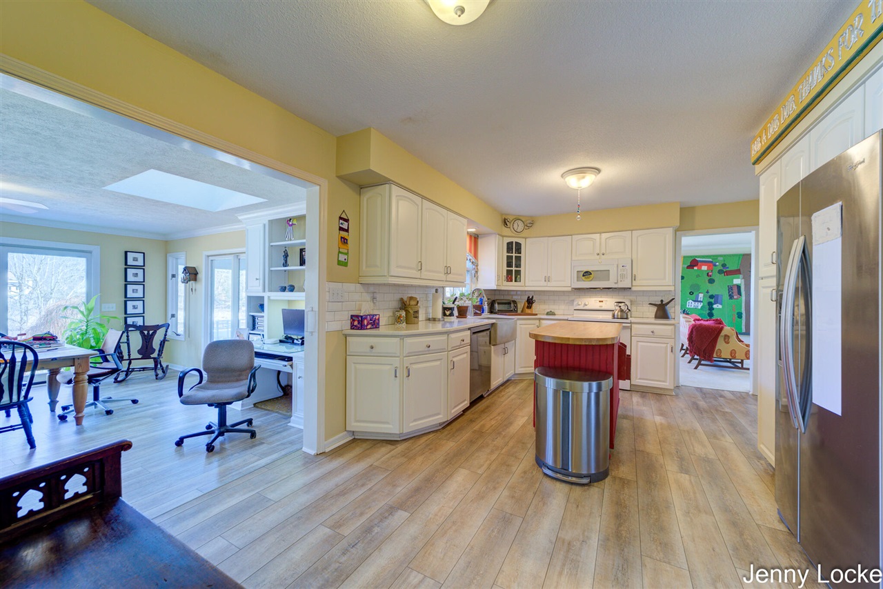 1530 Bayview Drive, Norton Shores, MI, 49441-5204