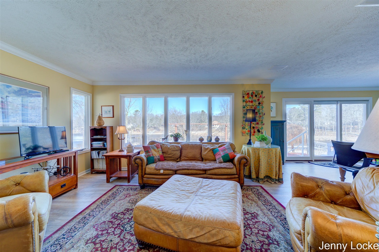 1530 Bayview Drive, Norton Shores, MI, 49441-5204