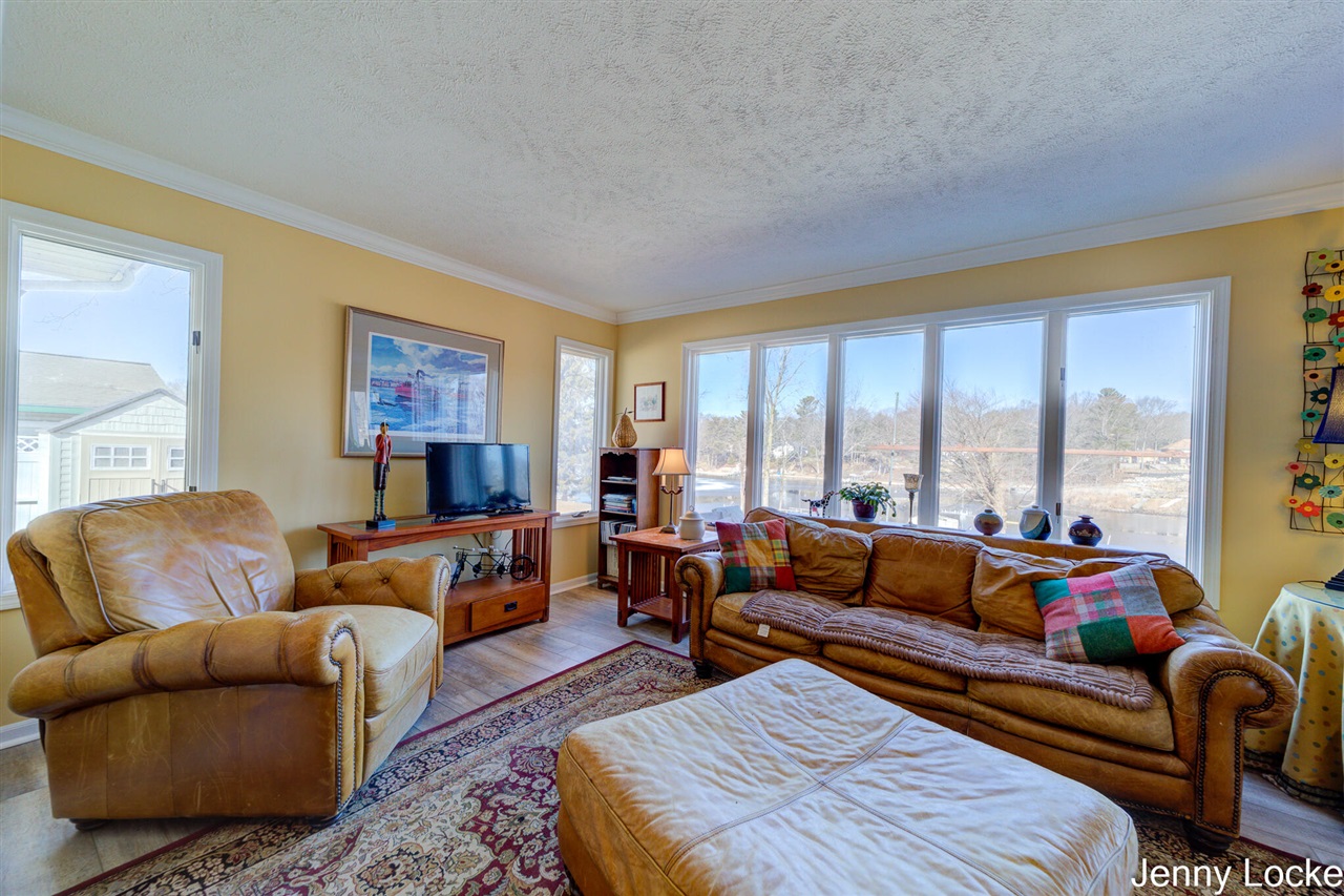 1530 Bayview Drive, Norton Shores, MI, 49441-5204