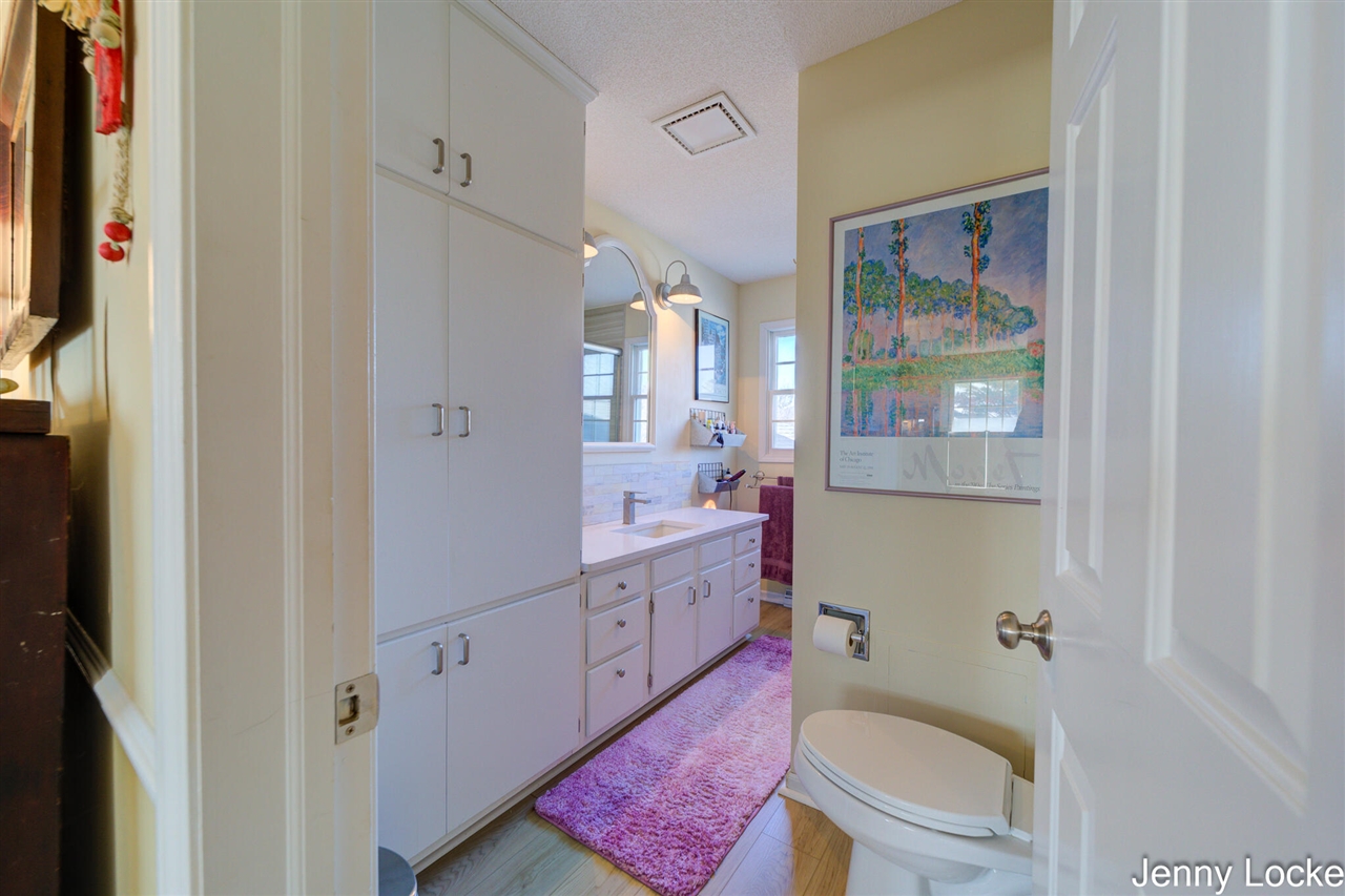 1530 Bayview Drive, Norton Shores, MI, 49441-5204