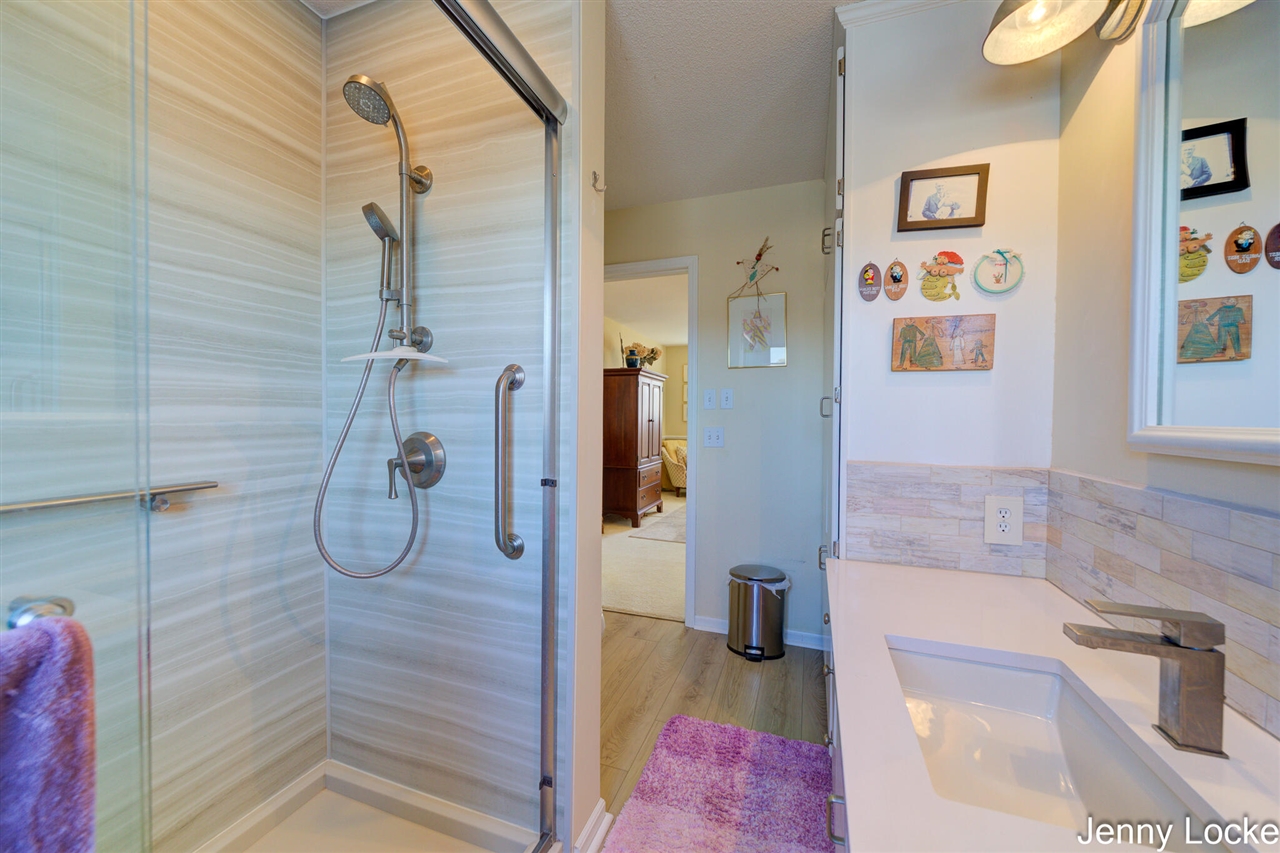 1530 Bayview Drive, Norton Shores, MI, 49441-5204