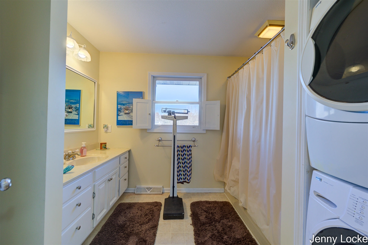 1530 Bayview Drive, Norton Shores, MI, 49441-5204