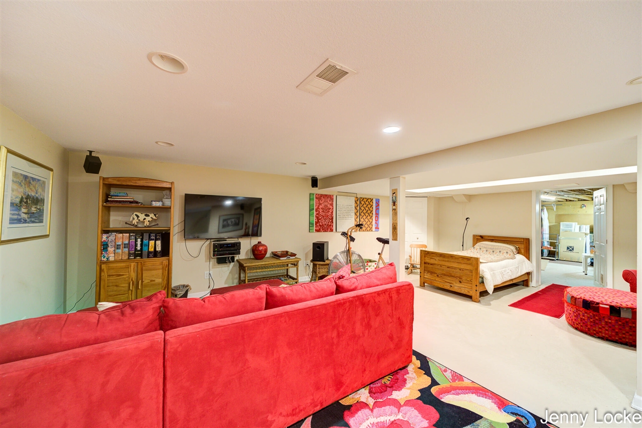 1530 Bayview Drive, Norton Shores, MI, 49441-5204