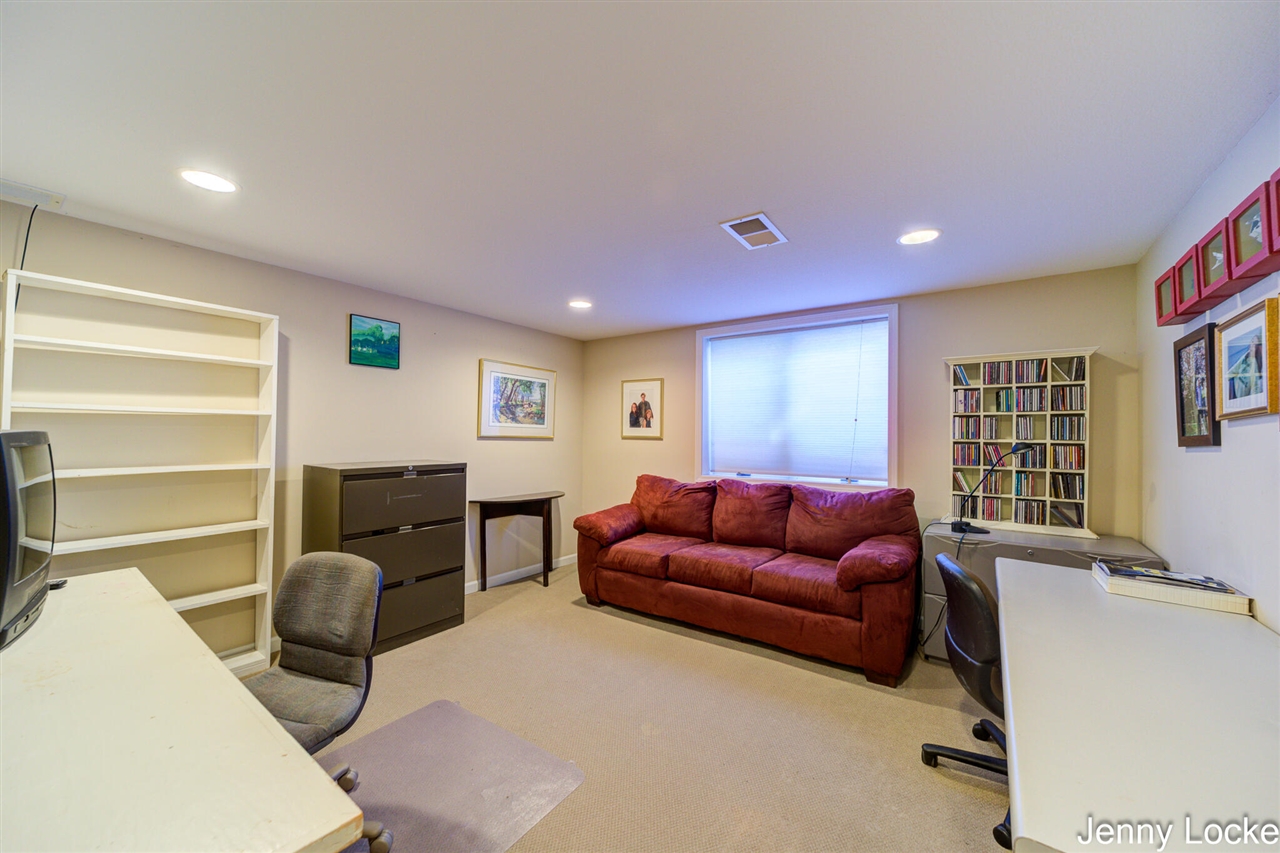 1530 Bayview Drive, Norton Shores, MI, 49441-5204