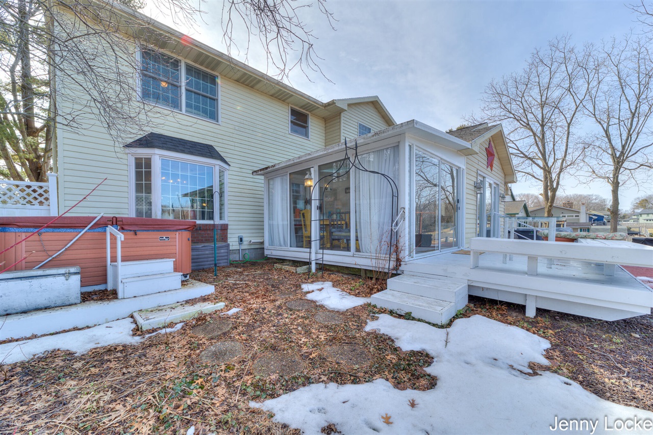 1530 Bayview Drive, Norton Shores, MI, 49441-5204