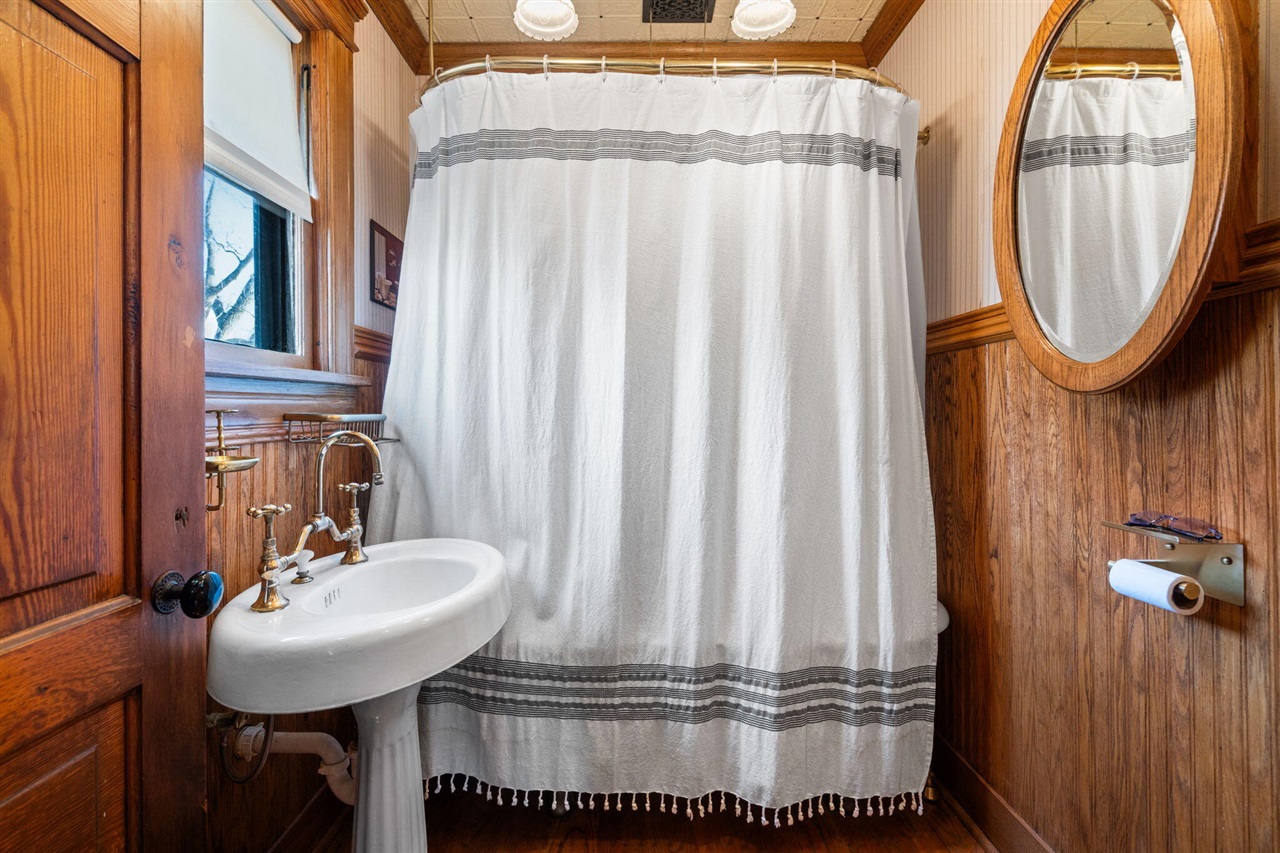 1401 Greenwood Avenue, Jackson, MI, 49203-4070