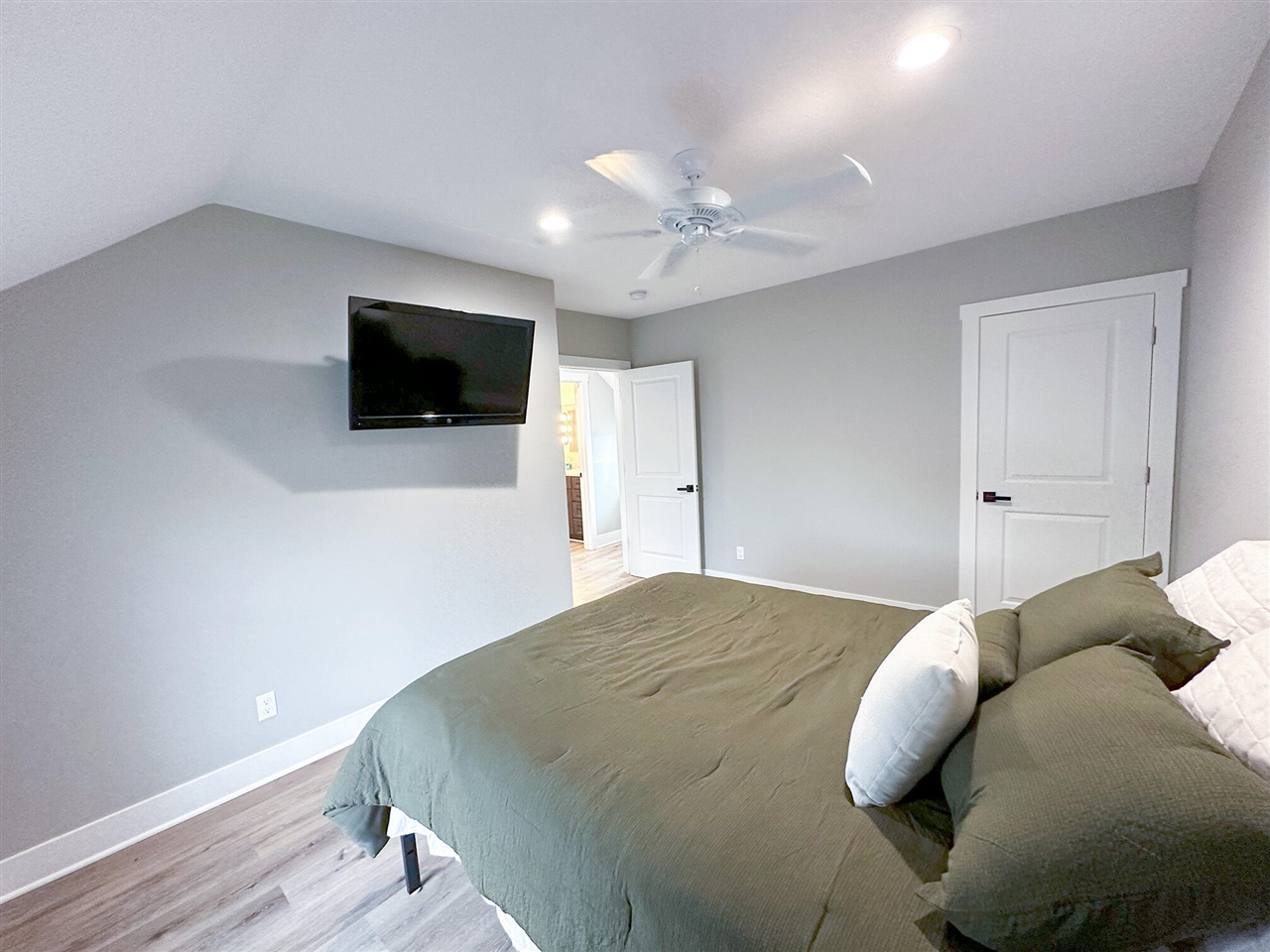 1673 E Parkdale Avenue, Manistee, MI, 49660-9321