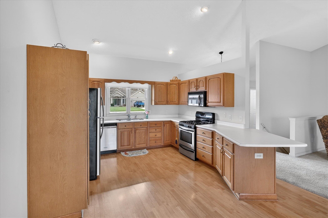 69756 Knottingham Lane, Edwardsburg, MI, 49112-8454