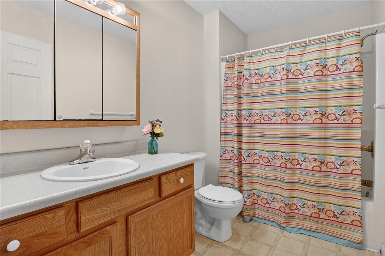 69756 Knottingham Lane, Edwardsburg, MI, 49112-8454