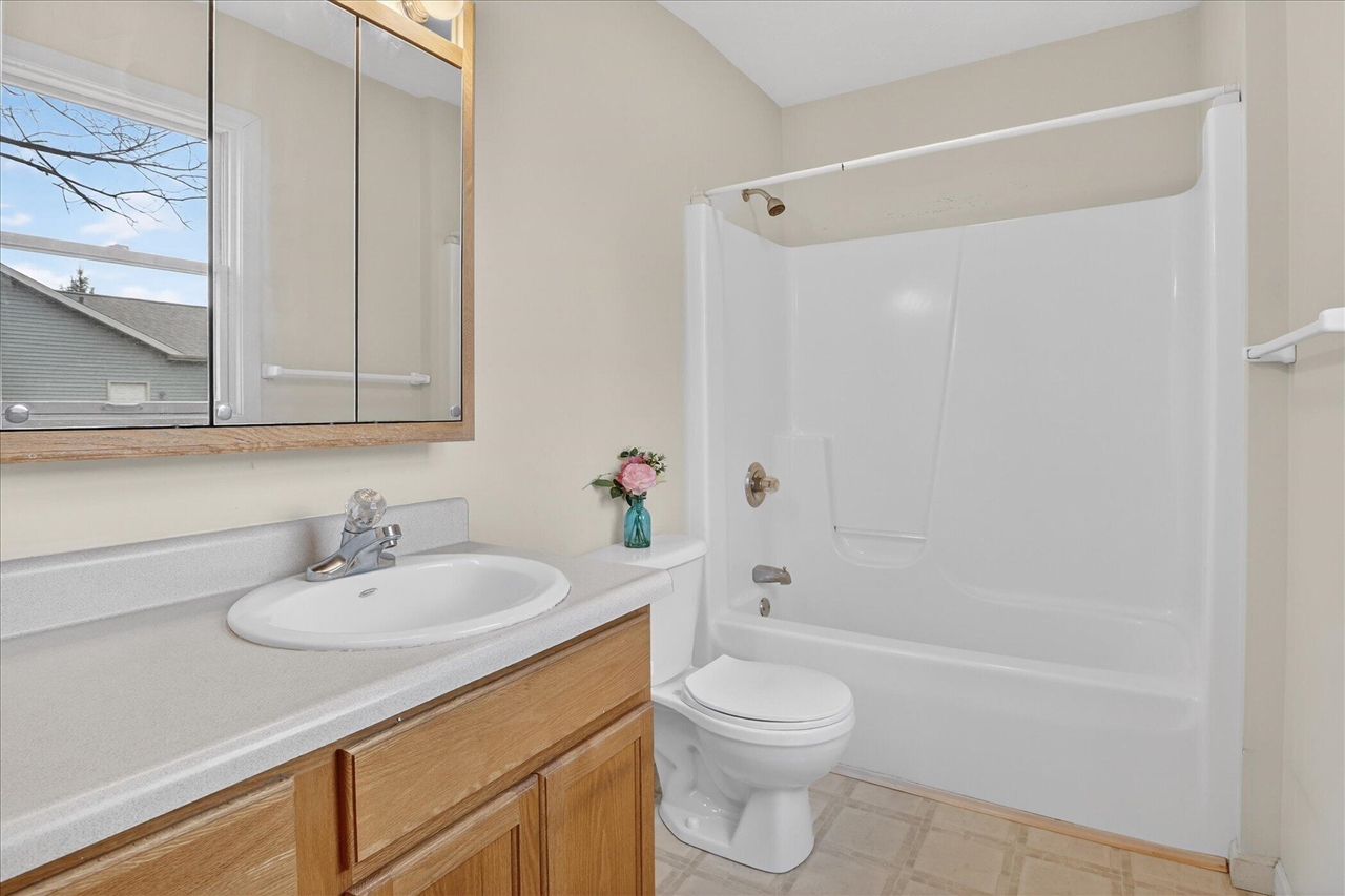 69756 Knottingham Lane, Edwardsburg, MI, 49112-8454