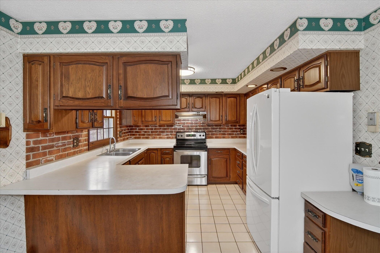 8625 Abbey Road, Jackson, MI, 49201-9494