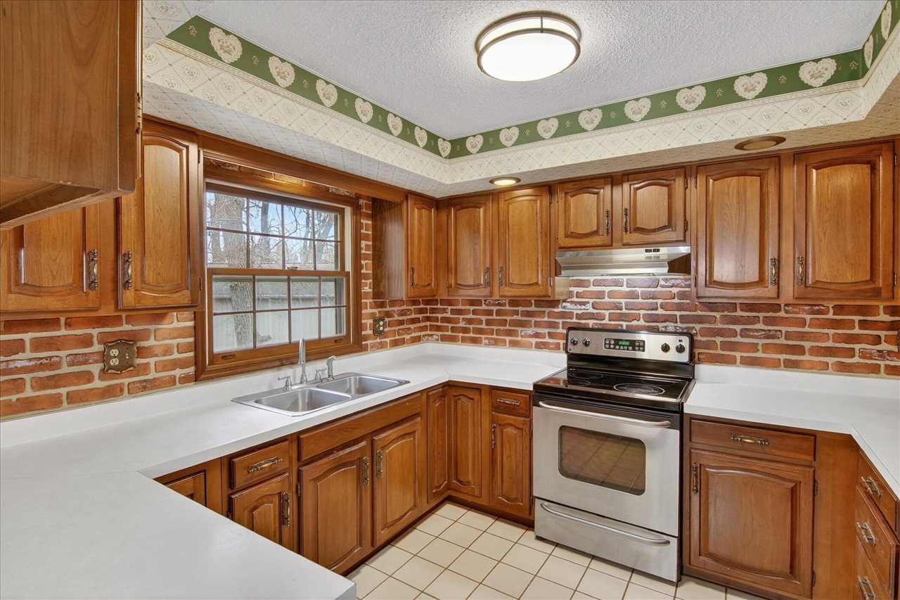 8625 Abbey Road, Jackson, MI, 49201-9494