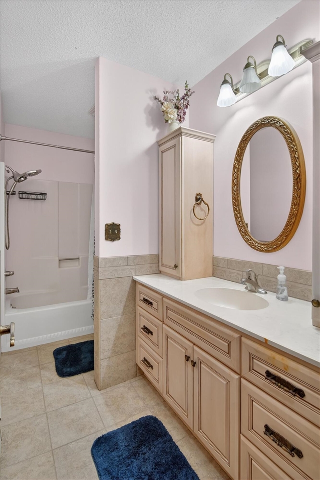 8625 Abbey Road, Jackson, MI, 49201-9494