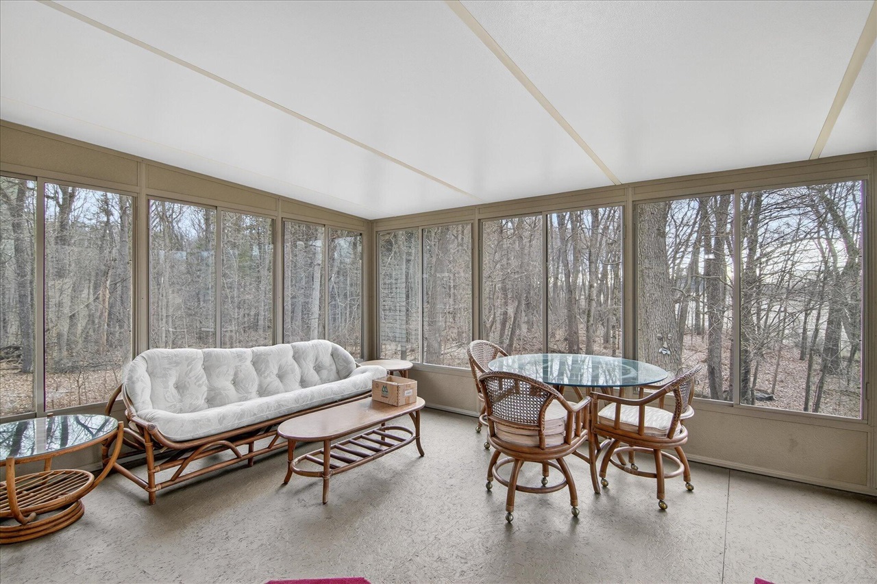 8625 Abbey Road, Jackson, MI, 49201-9494