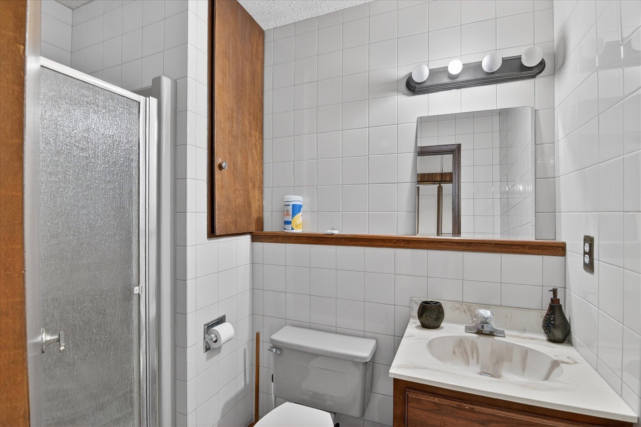 8625 Abbey Road, Jackson, MI, 49201-9494