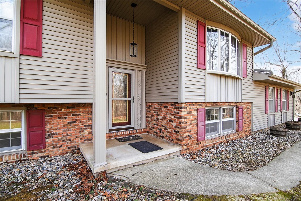 8625 Abbey Road, Jackson, MI, 49201-9494