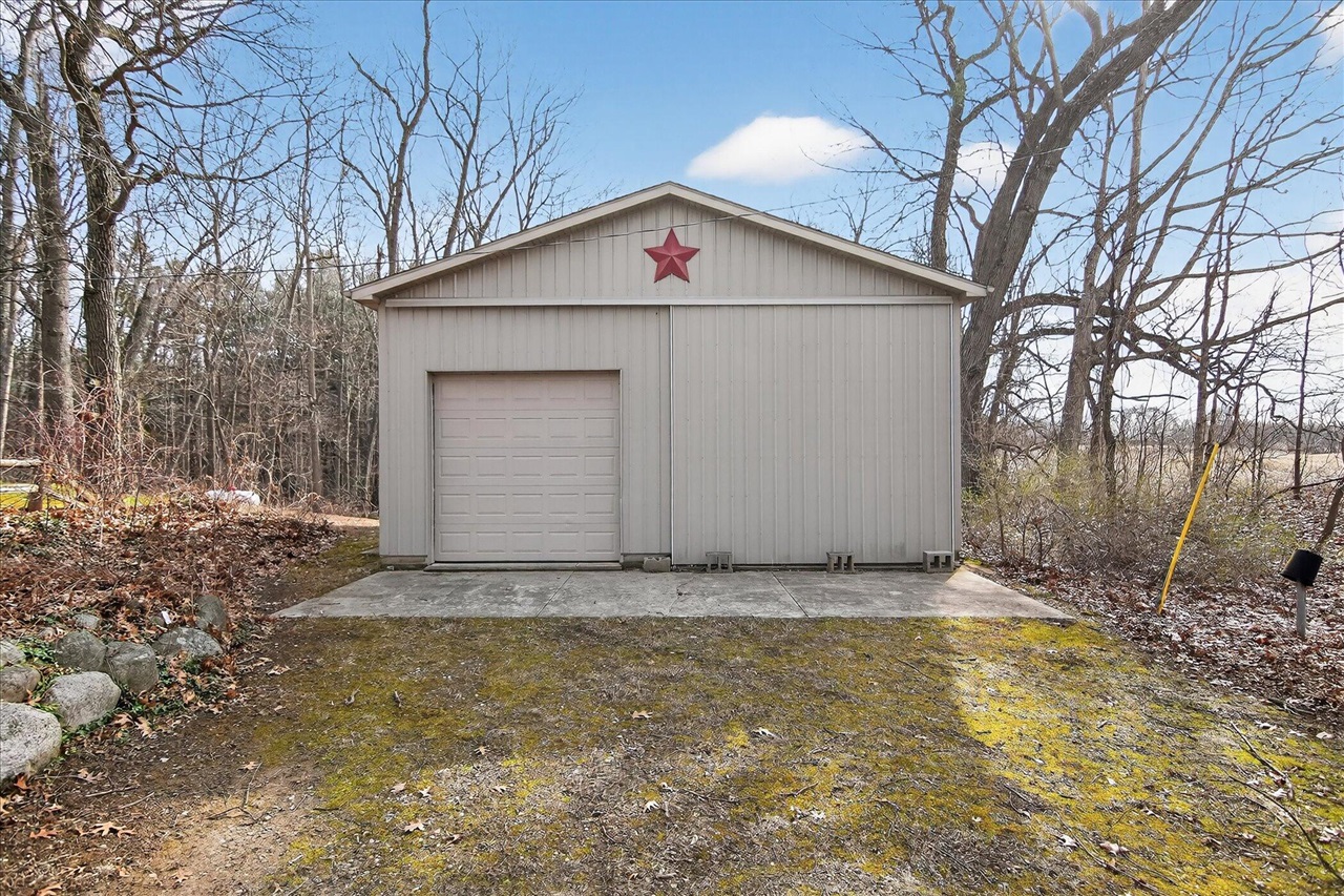 8625 Abbey Road, Jackson, MI, 49201-9494