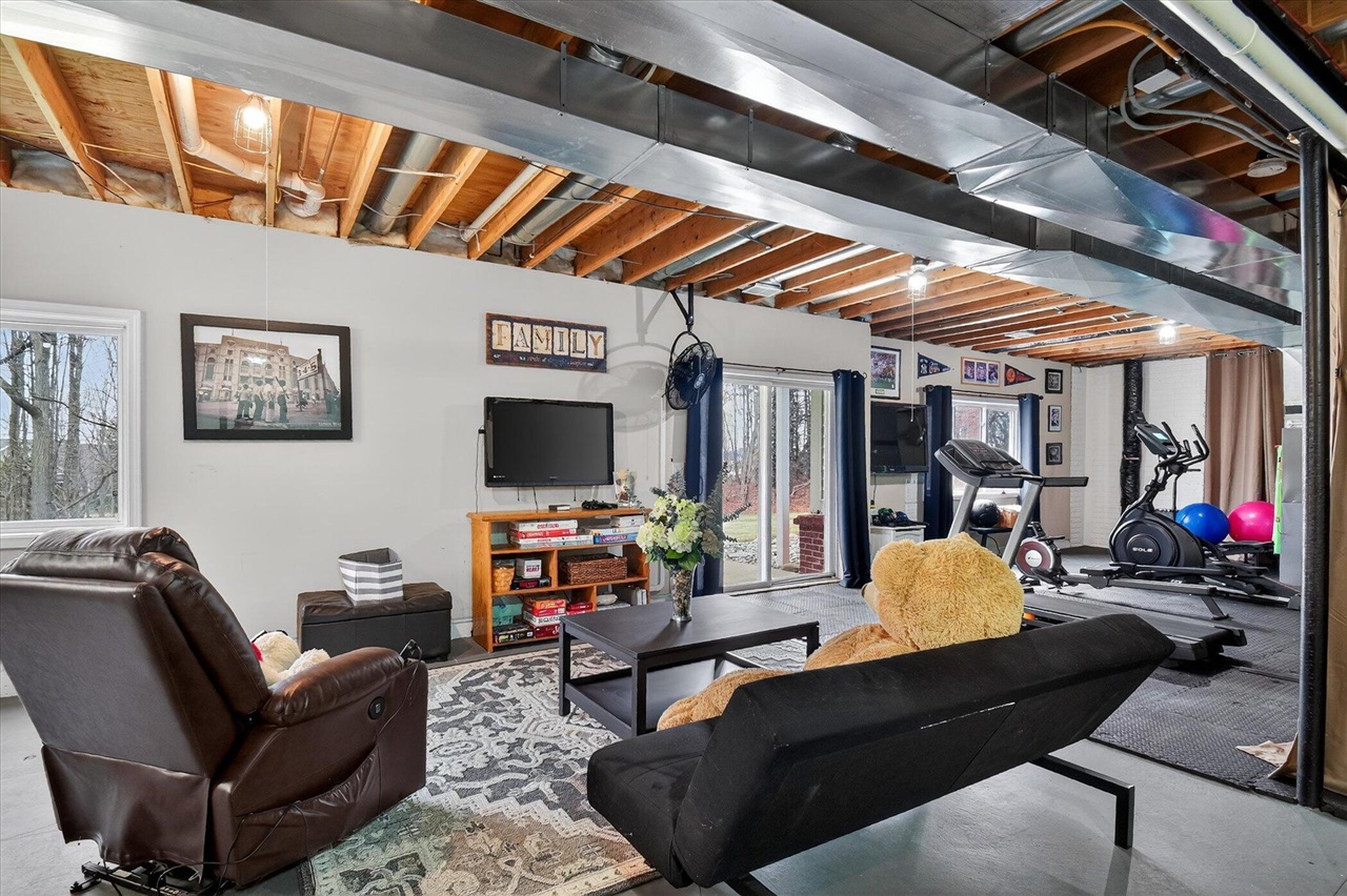 7233 N Lake Orchard Drive, Gregory, MI, 48137-9768