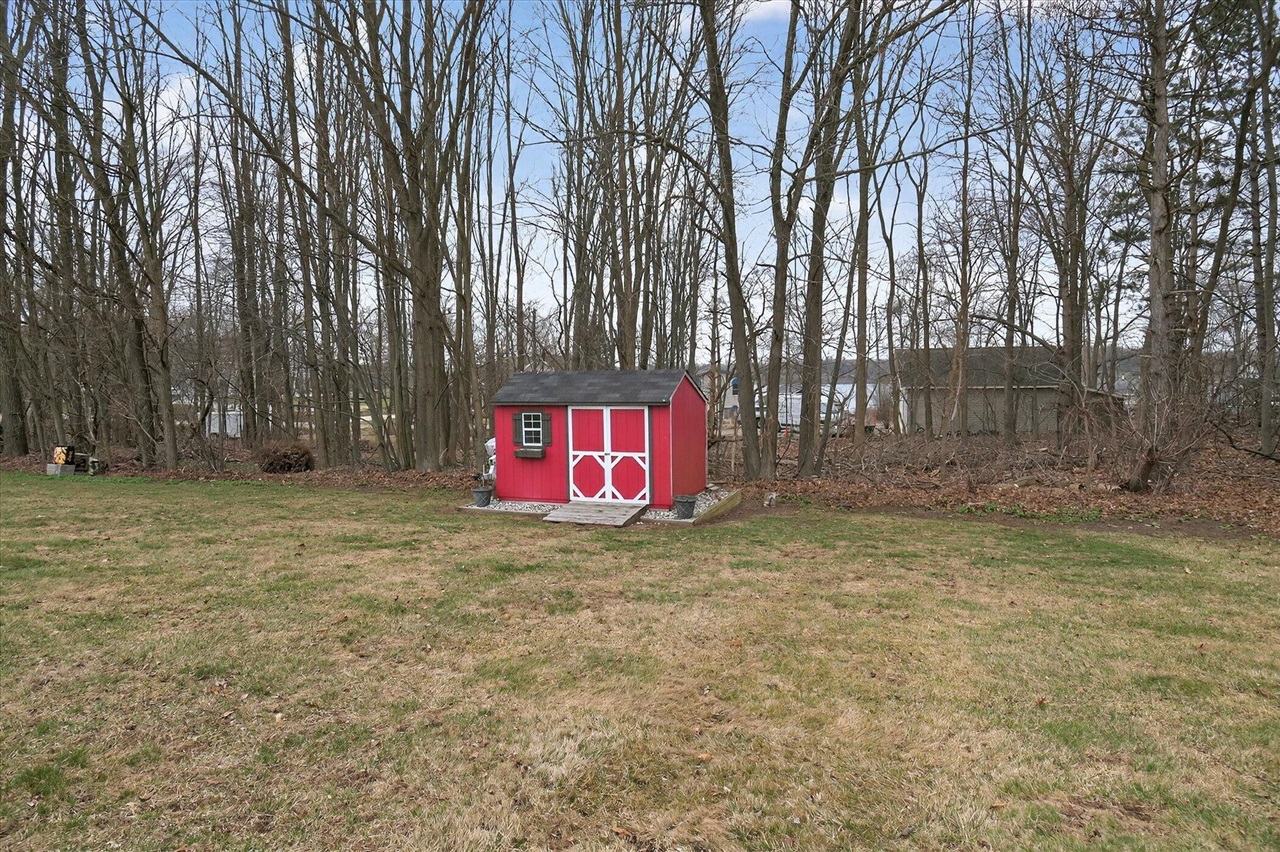 7233 N Lake Orchard Drive, Gregory, MI, 48137-9768