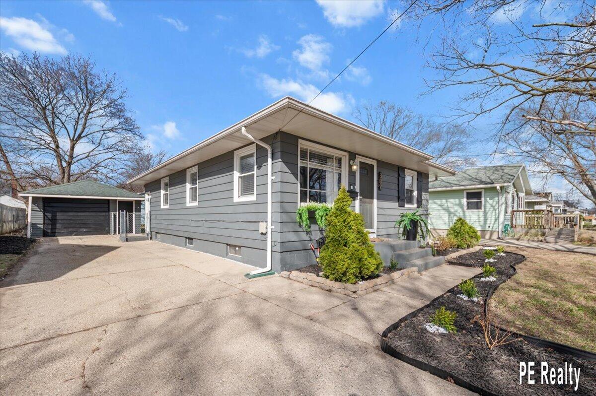 307 43rd Street, Grand Rapids, MI, 49548-3025