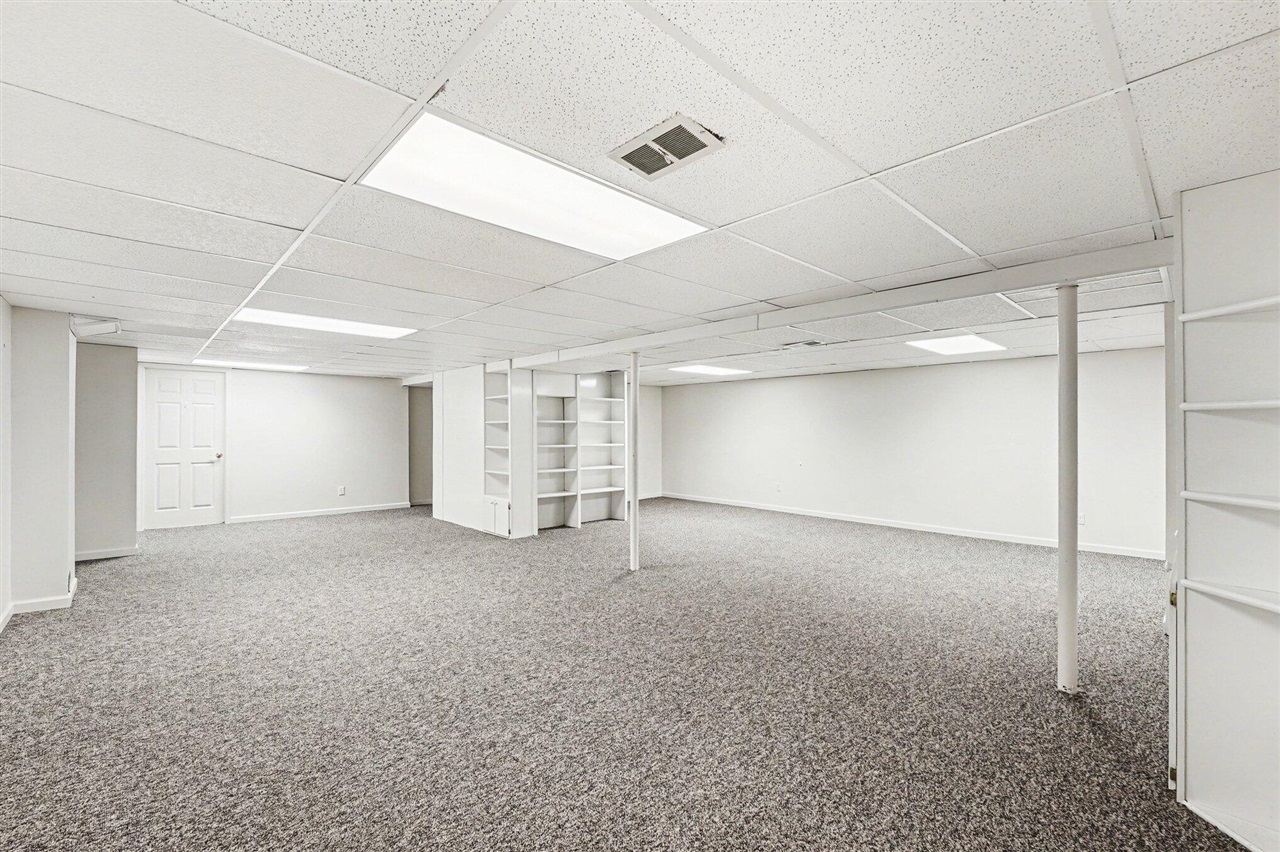 12301 Pinecrest Dr, Plymouth, MI, 48170-3060