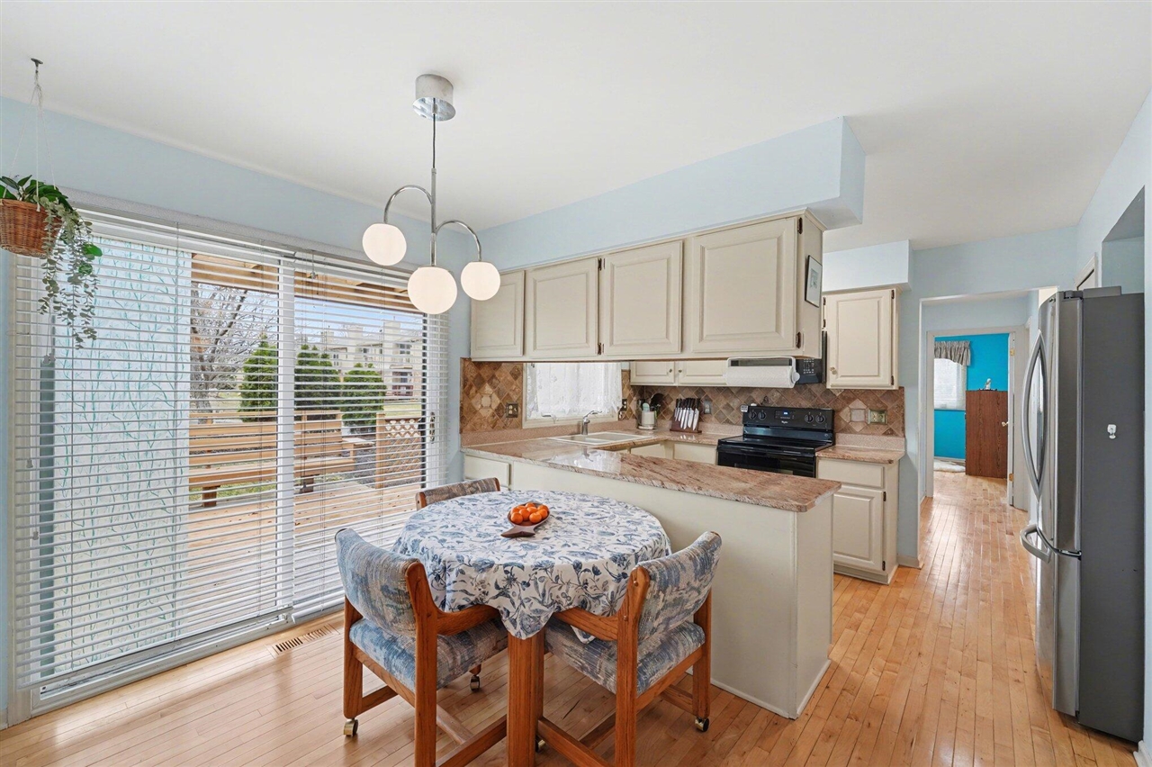 12301 Pinecrest Dr, Plymouth, MI, 48170-3060