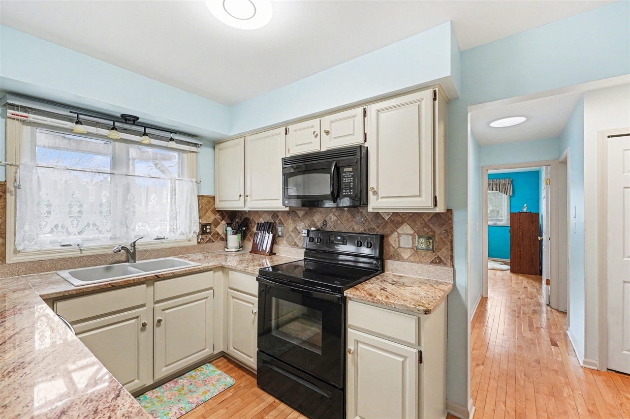 12301 Pinecrest Dr, Plymouth, MI, 48170-3060