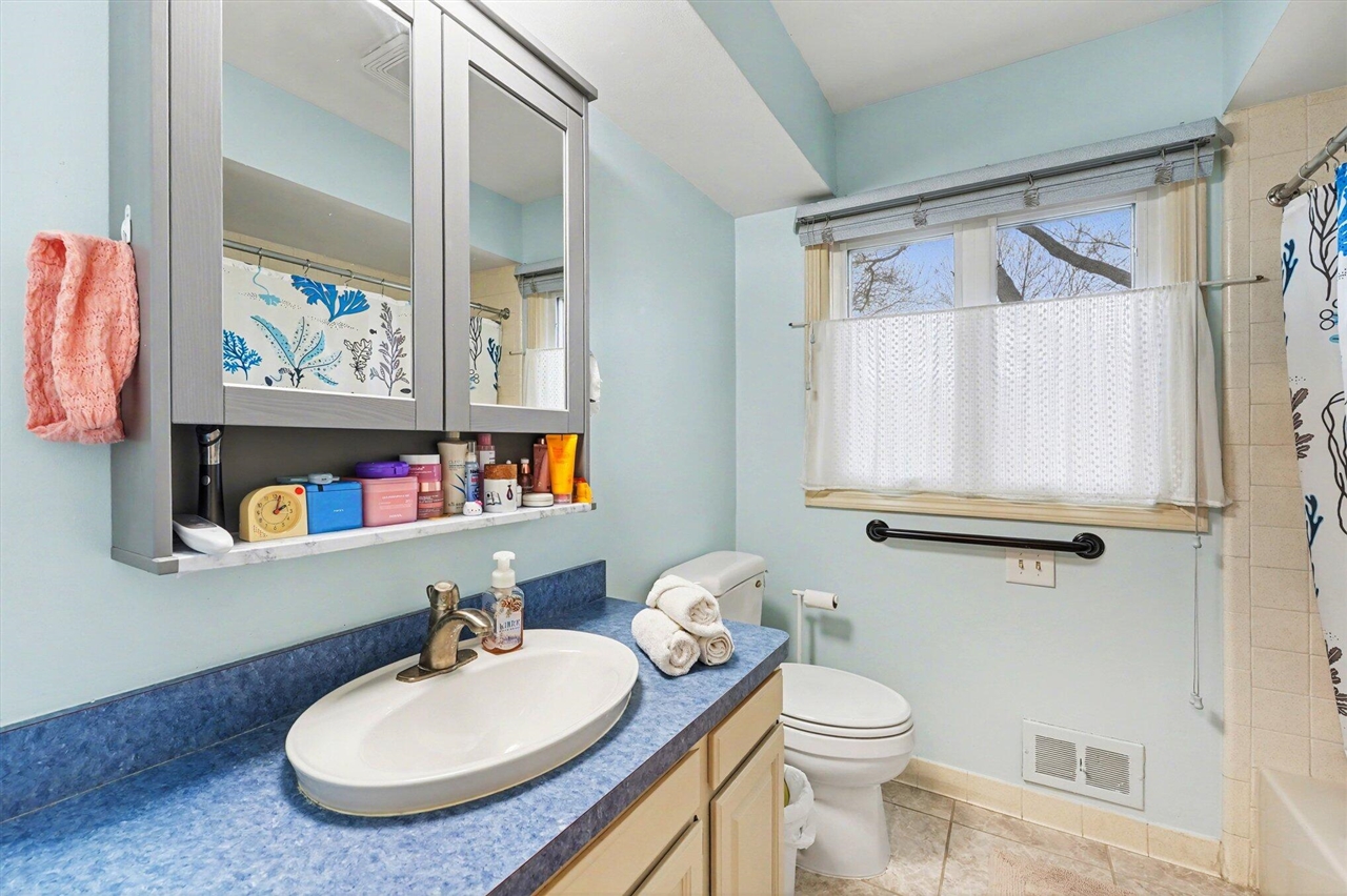 12301 Pinecrest Dr, Plymouth, MI, 48170-3060