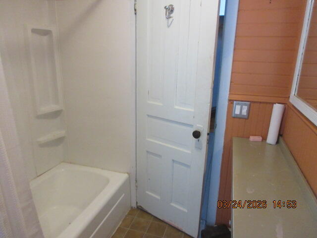 1224 E Main Street, Kalamazoo, MI, 49048-1827