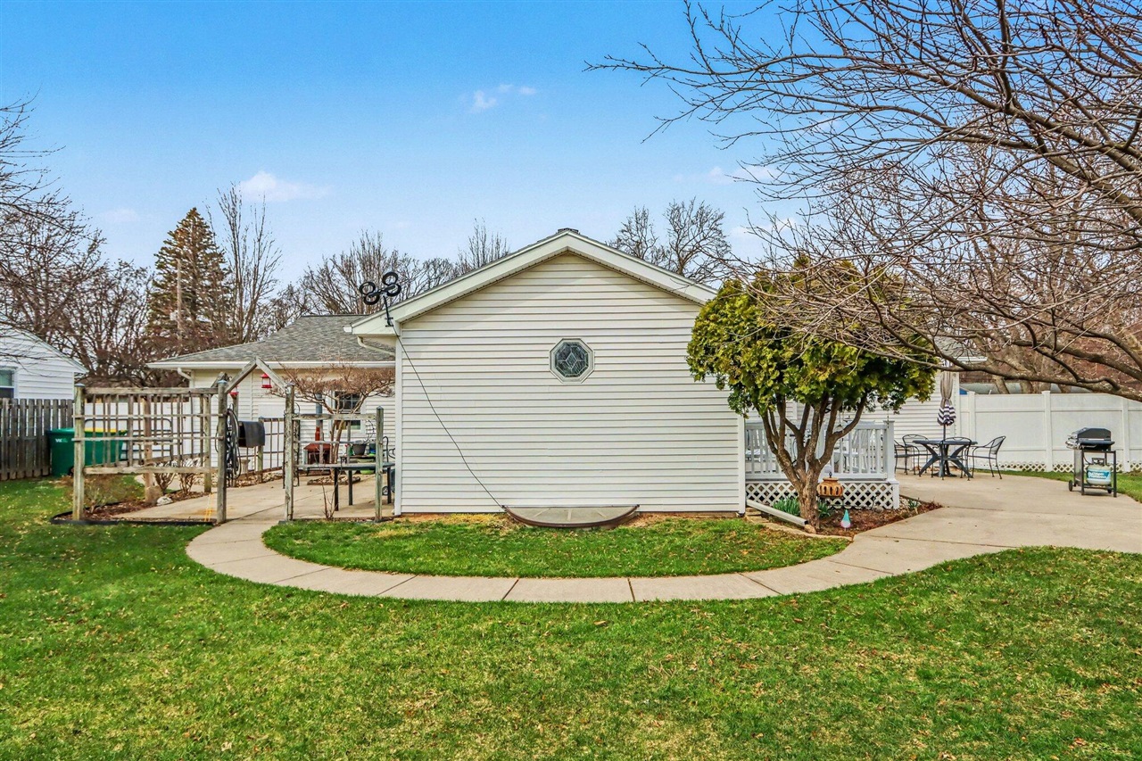 418 Larkspur Avenue, Portage, MI, 49002-6244