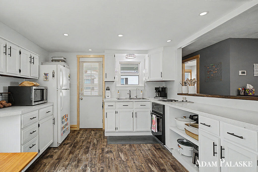 8457 Brower Lake Drive, Rockford, MI, 49341-9346