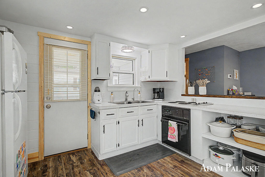 8457 Brower Lake Drive, Rockford, MI, 49341-9346