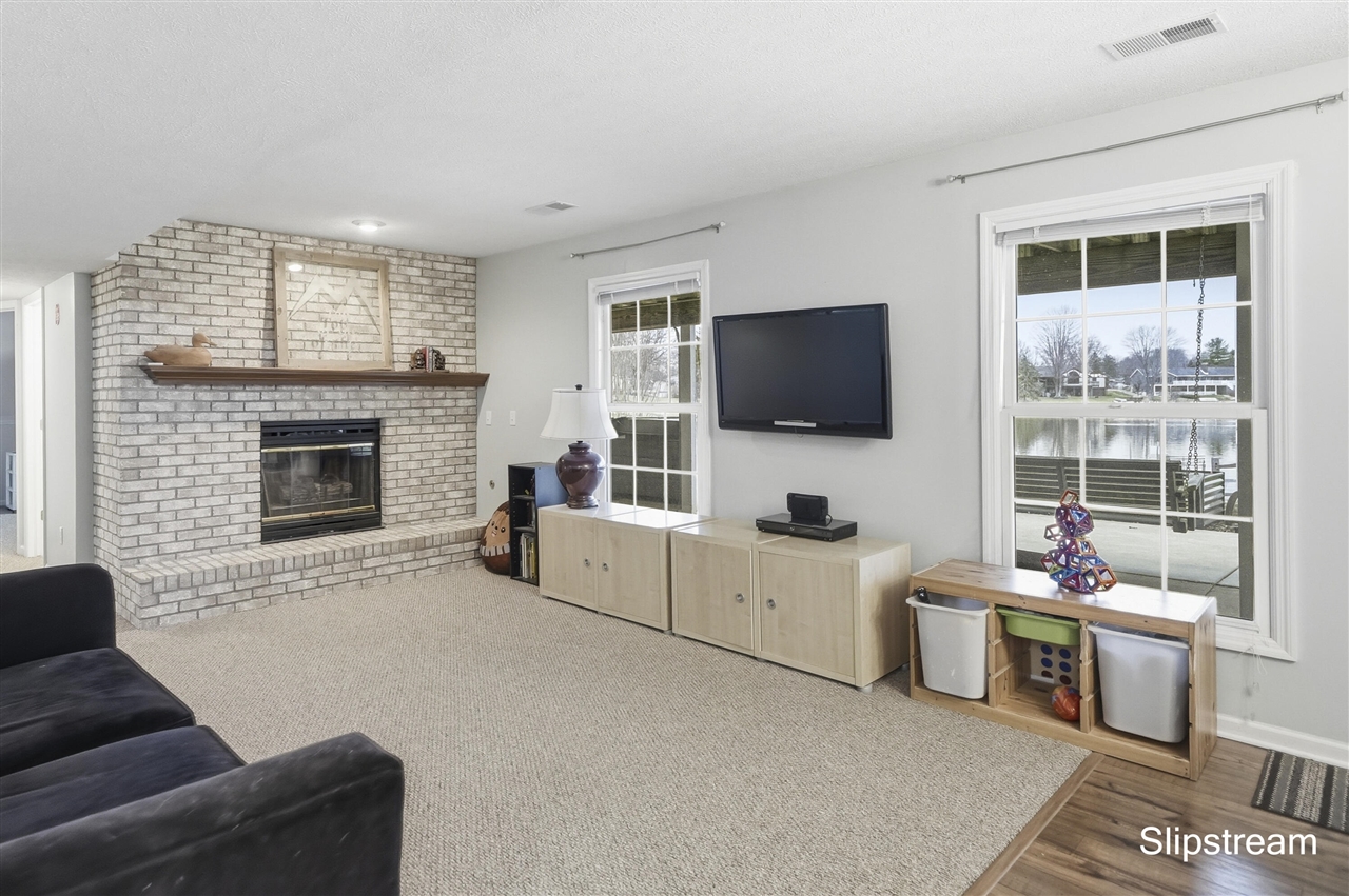 6807 Kenowa Avenue, Grandville, MI, 49418-2135