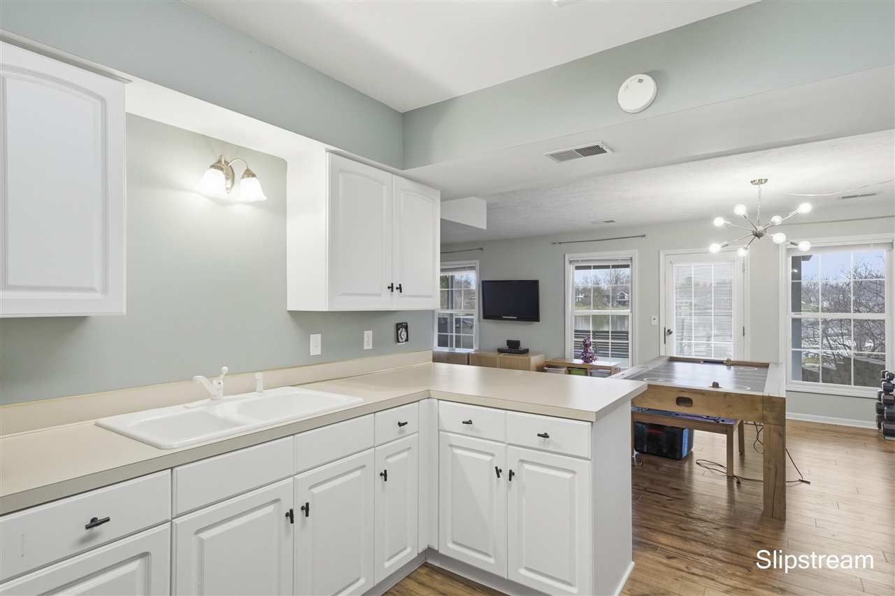 6807 Kenowa Avenue, Grandville, MI, 49418-2135