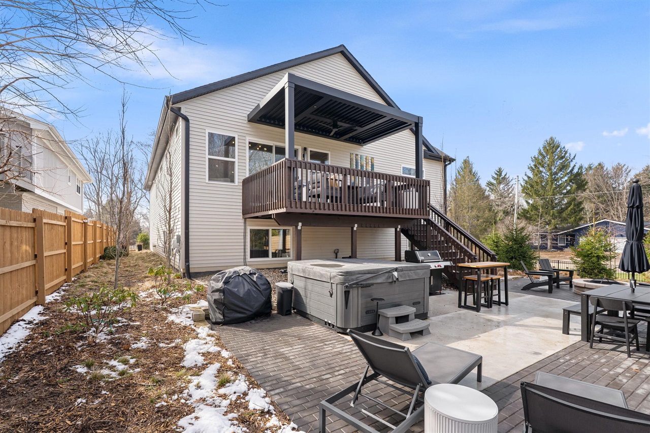 489 S Union Street, Douglas, MI, 49406-5107