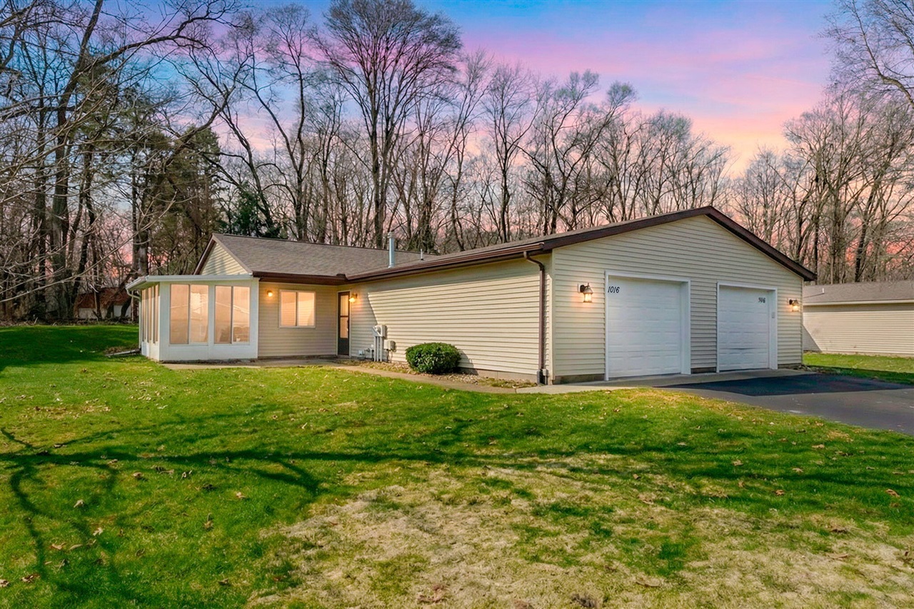 1016 Wedgewood Drive, Plainwell, MI, 49080-1278